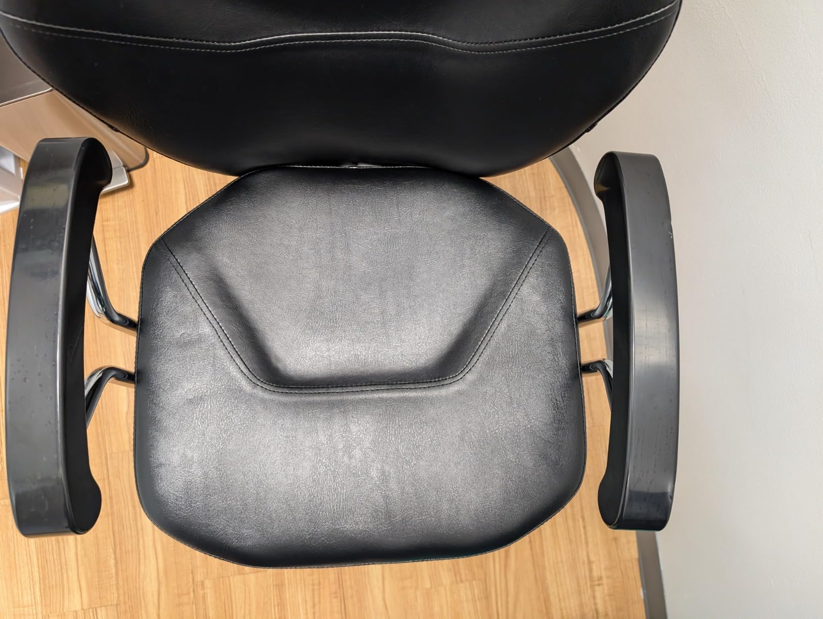Artist hand Professional Barber Chair, Hydraulic Reclining Salon Chair | Heavy Duty Hydraulic Pump, Multi-functional, 360° Swivel, Adjustable Height, 20 Inch Wide Seat, Tattoo & Beauty Spa Equipment customer photo 2