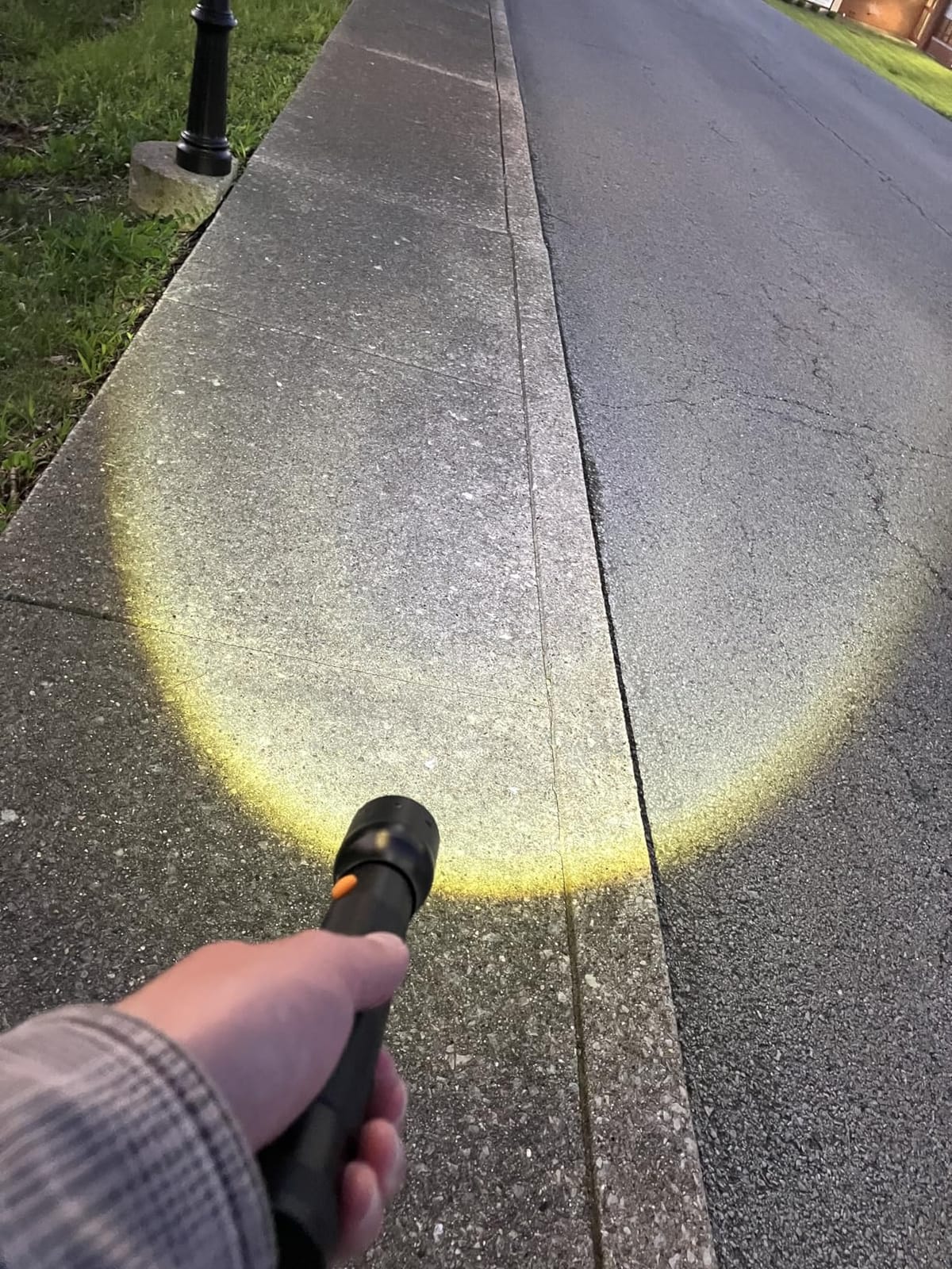 EverBrite Tactical Flashlight, 900 Lumen Zoomable, 3 Light Modes customer photo 2