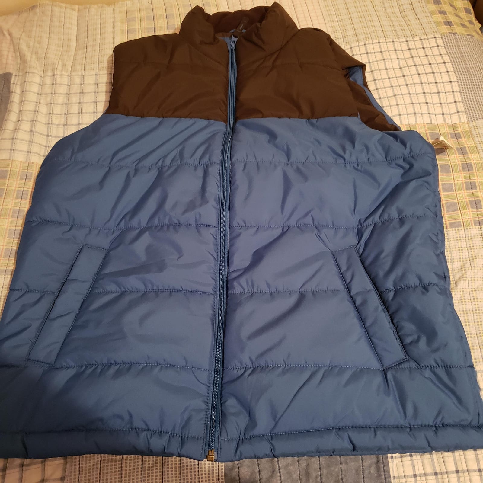 Amazon Essentials mens Mid-weight Puffer Vest customer photo 1
