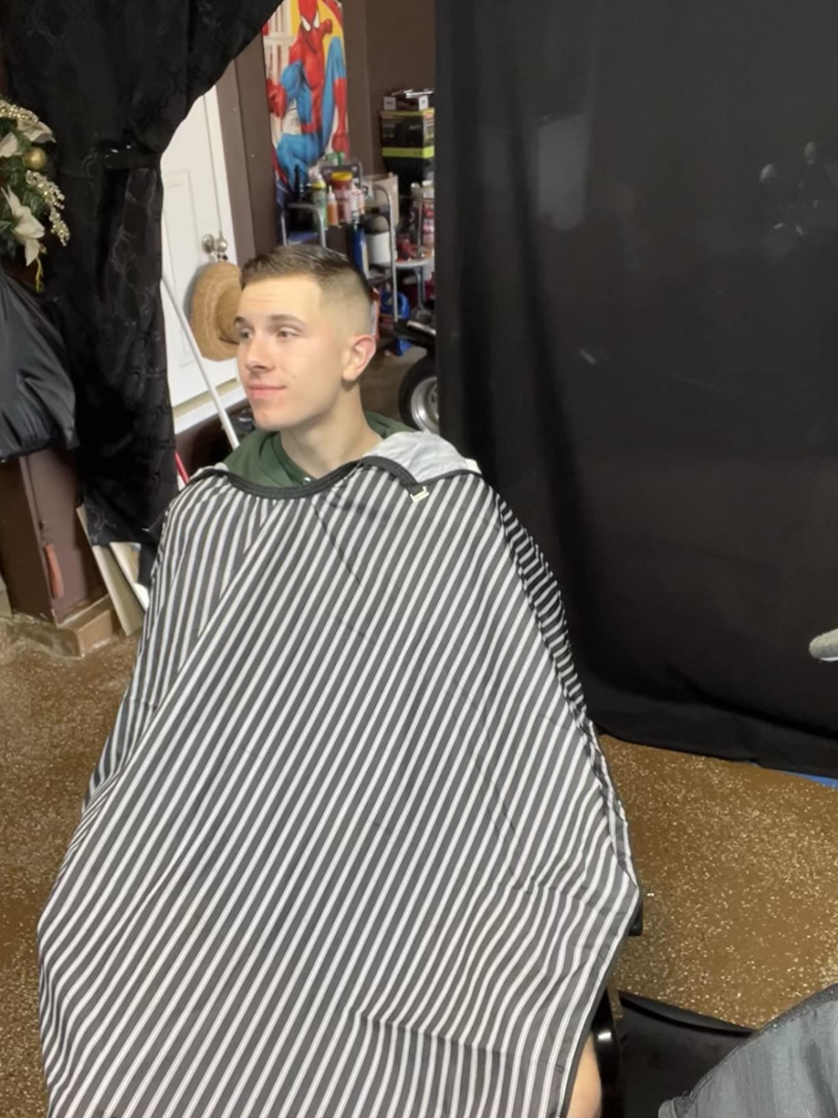 Professional Hair Cutting Cape Waterproof Barber Cape for Men Polyester Hair Styling Cape with Elastic Neckline customer photo 2