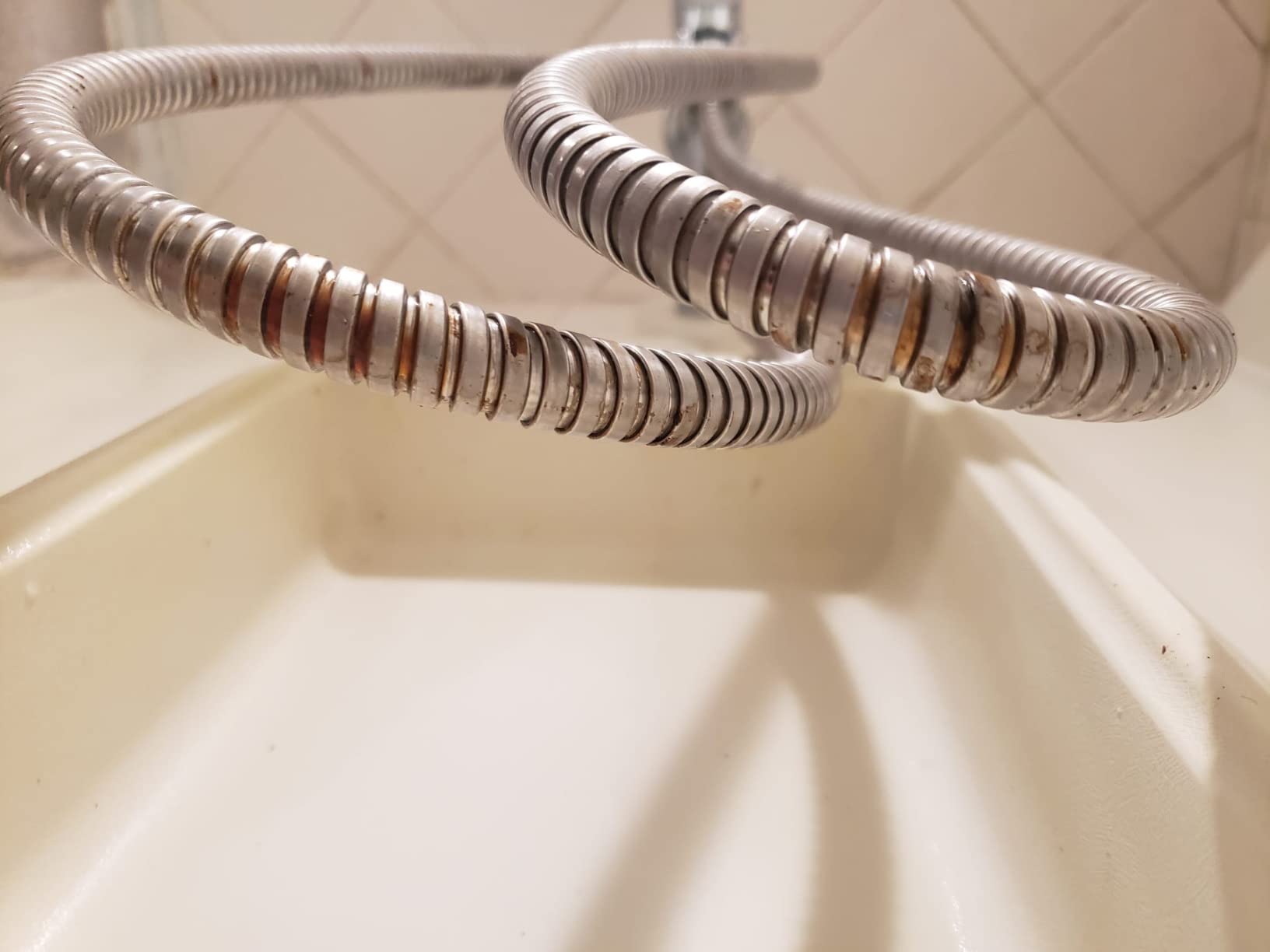High Pressure 6-setting Luxury Handheld Shower Head – Extra Long 6 Foot Stainless Steel Hose – Anti Clog Jets – Anti Slip Grip – All Chrome Finish – Top US Brand – Includes Extra Wall Bracket customer photo 2