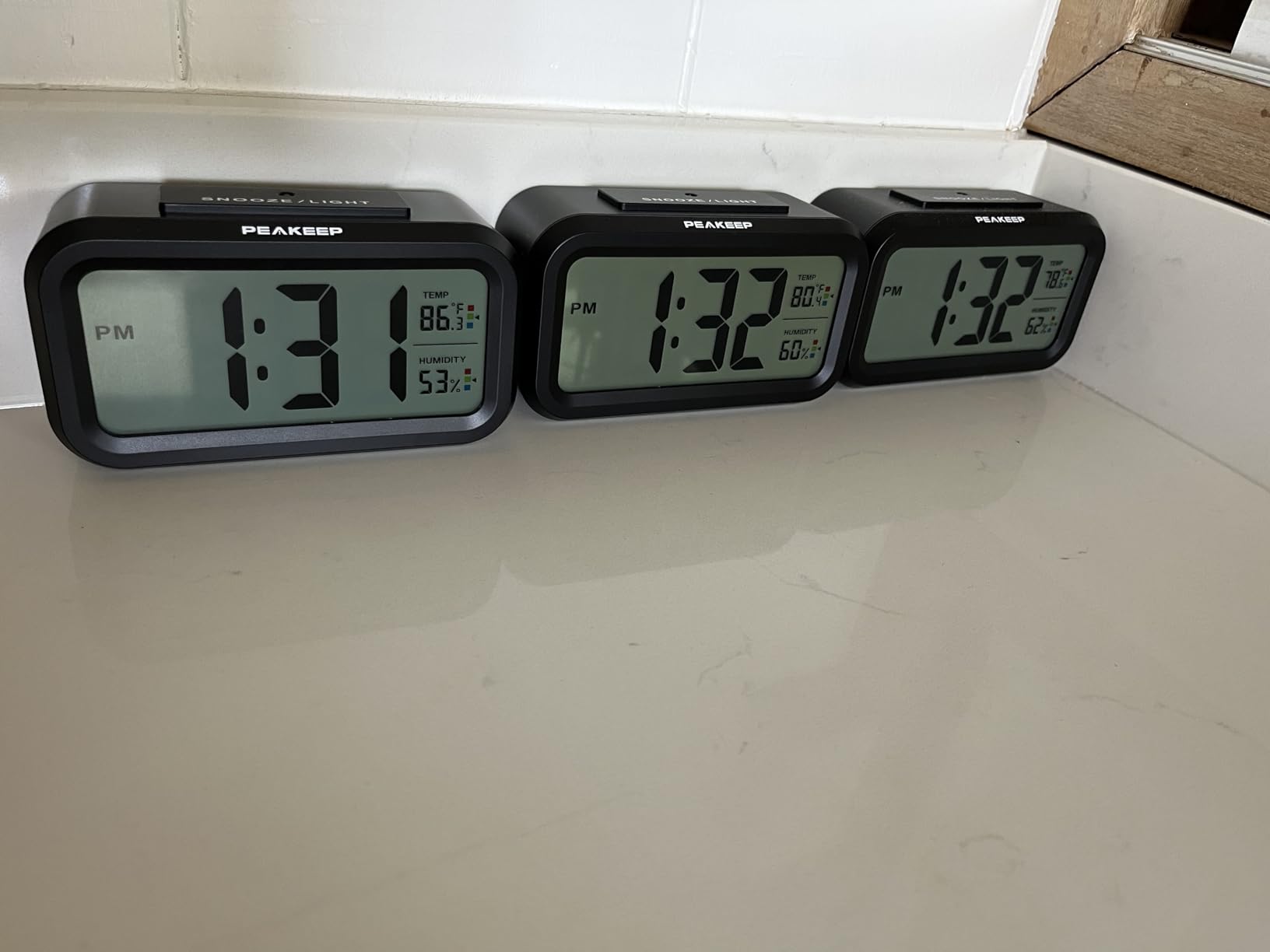 Peakeep Night Light Digital Alarm Clock Battery Operated Indoor Temperature customer photo 1