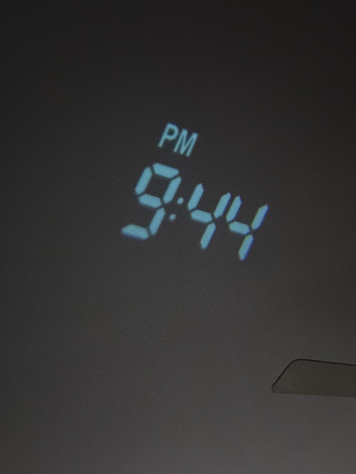 Mesqool Digital Projection Alarm Clock with Dual Alarms, 5 Levels Dimmer customer photo 2