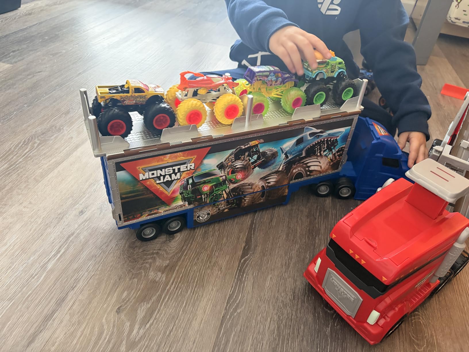 Monster Jam, Transforming Hauler Playset and Storage with Exclusive El Toro Loco Monster Truck, 1:64 Scale, Kids Toys for Boys and Girls Ages 4 and Up customer photo 2
