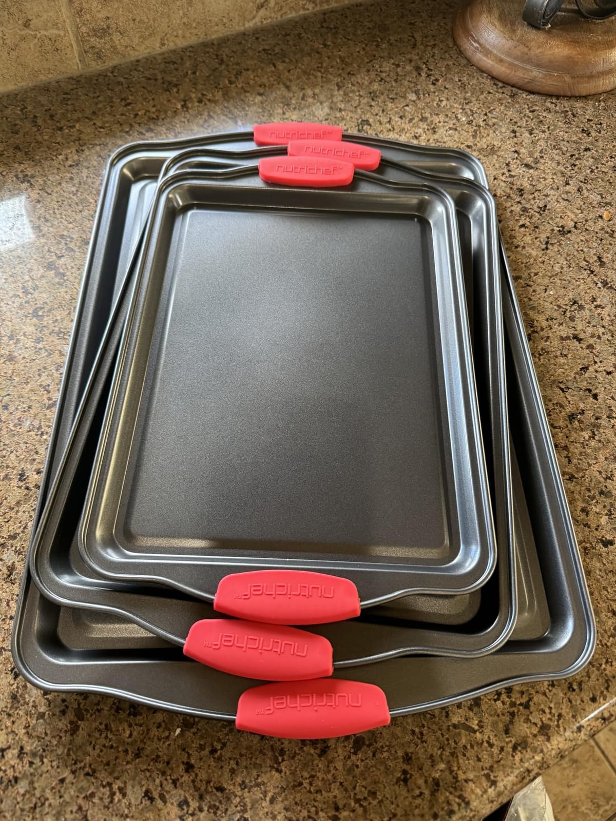 NutriChef 3‑Piece Nonstick Cookie Sheets – Carbon Steel Baking Sheet Set with Non Stick Coating & Red Silicone Handles – Oven Pans for Family Baking customer photo 2