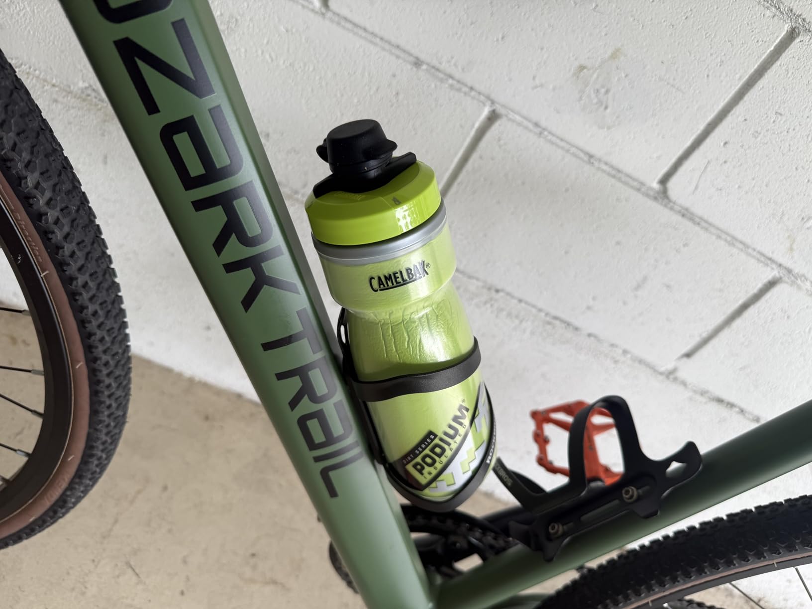 CamelBak Podium Dirt Series Chill Insulated Mountain Bike Water Bottle, Mud Protected Nozzle with Cold Retention, 21oz, White customer photo 2