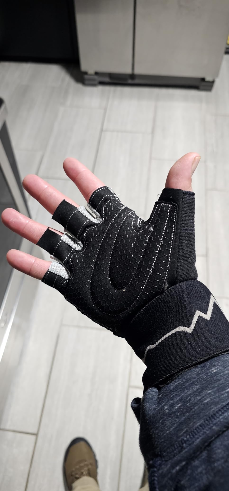 MhIL Workout Gloves for Men – Comfortable Gym Gloves for Men with Enhanced Grip for Safety and Hand Protection – Weight Lifting Protection with Wrist Wraps Support for Performance Boost and Style customer photo 2