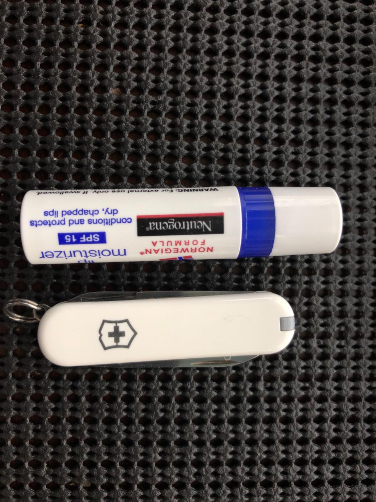 Victorinox Classic SD Swiss Army Knife, Compact, 7 Functions, Swiss Made Pocket Knife with Small Blade, Screwdriver and Key Ring - Style Icon (Red) customer photo 2