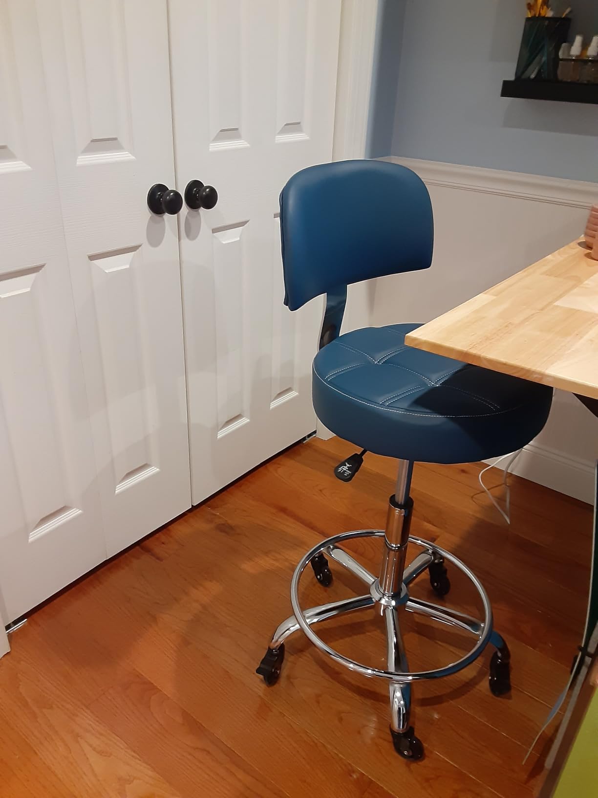 Lockable Stool with Back and Foot Rest Ergonomic Rolling Hydraulic Adjustable Stool for Doctor Esthetician Artist Home Small Office Desk (Black, 24''-31'') customer photo 2