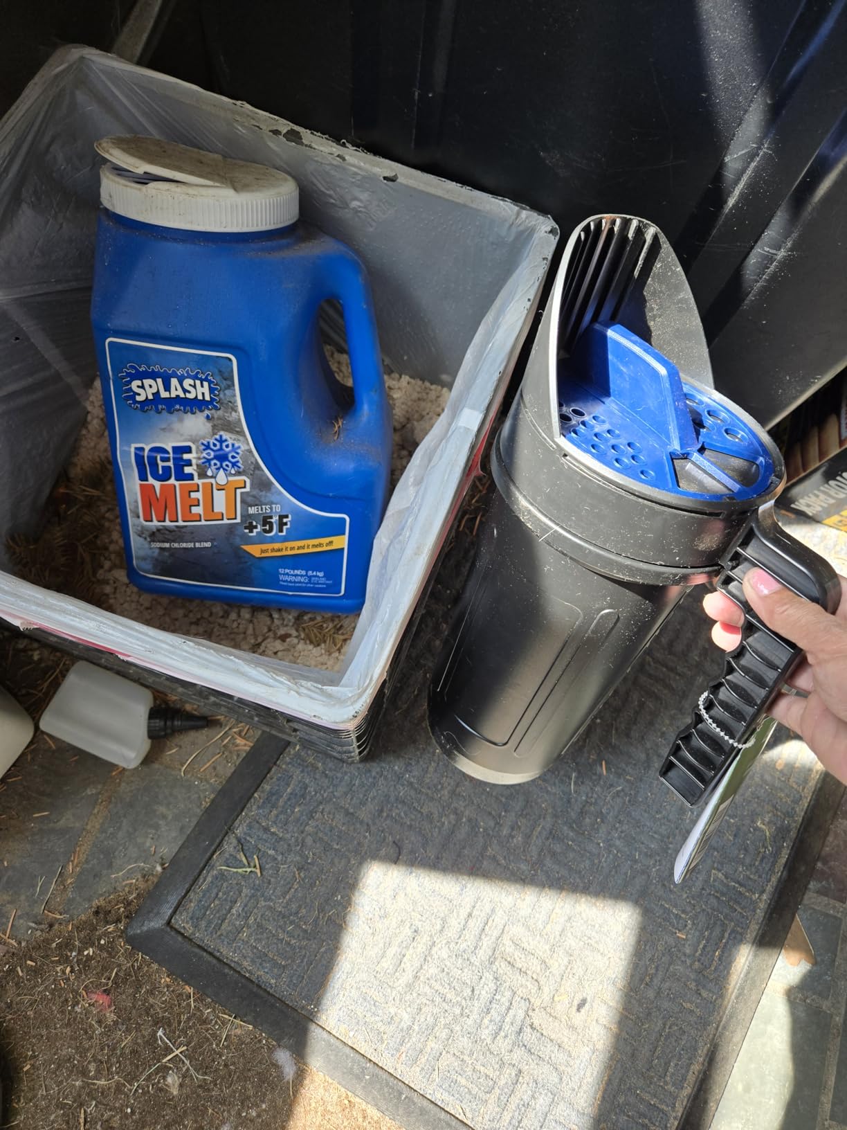CHAPIN 8740A 64 oz All-Season Hand Shaker Spreader, Seed, Fertilizer & Salt customer photo 2