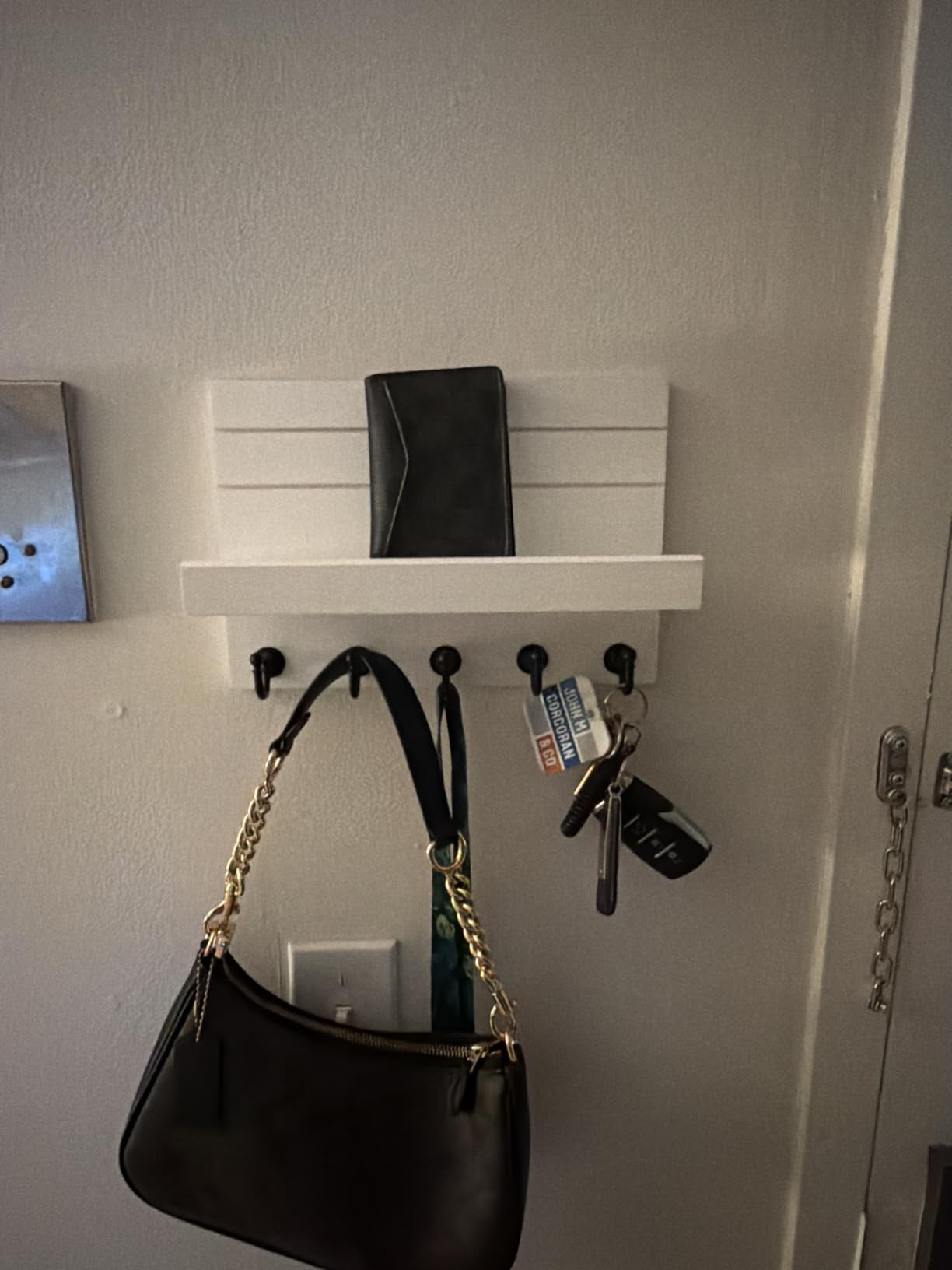 HONJIN Key Holder Wall Mount with Shelf and 5 Sturdy Key Hooks (White) customer photo 1