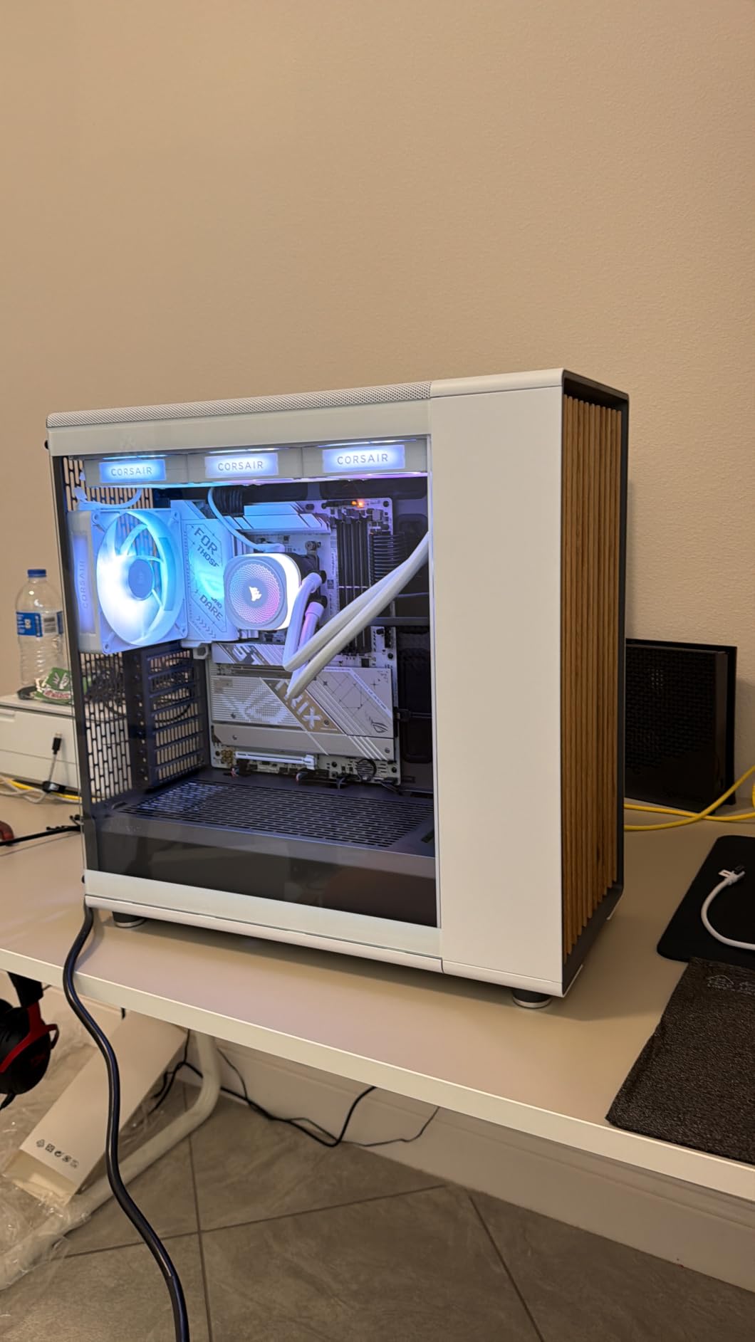 Fractal Design North - Genuine Walnut Wood Front - Mesh Side Panels - Two 140mm Aspect PWM Fans Included - Type C USB - ATX Airflow Mid Tower PC Gaming Case,Charcoal Black customer photo 2