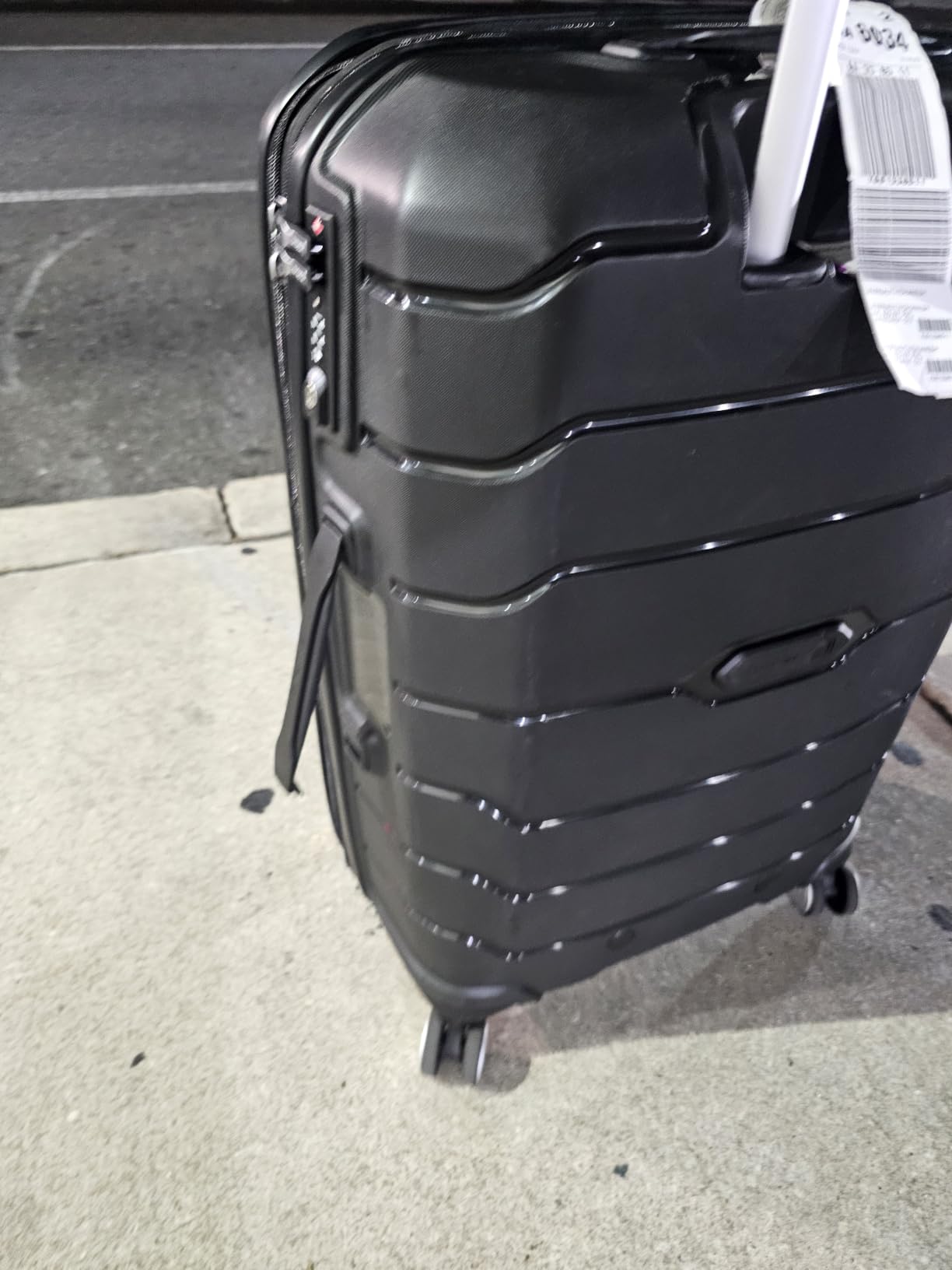 Samsonite Freeform Medium Luggage with Dual 360° Spinner Wheels - Checked Suitcase - TSA Lock, Airline-Approved - Lightweight Durable Polypropylene Expandable Hardshell - White/Grey customer photo 2