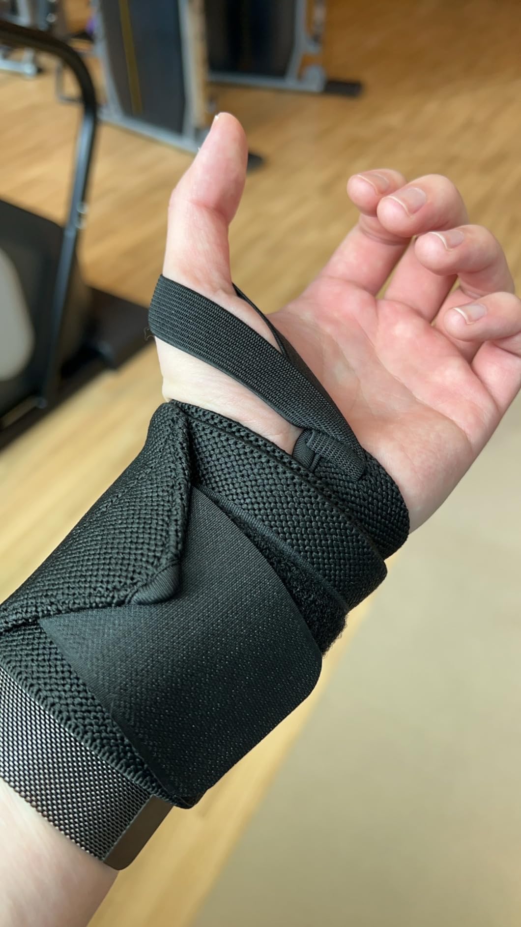 VINSGUIR Wrist Wraps for Weightlifting with Thumb Loop, Gym Wrist Support customer photo 1