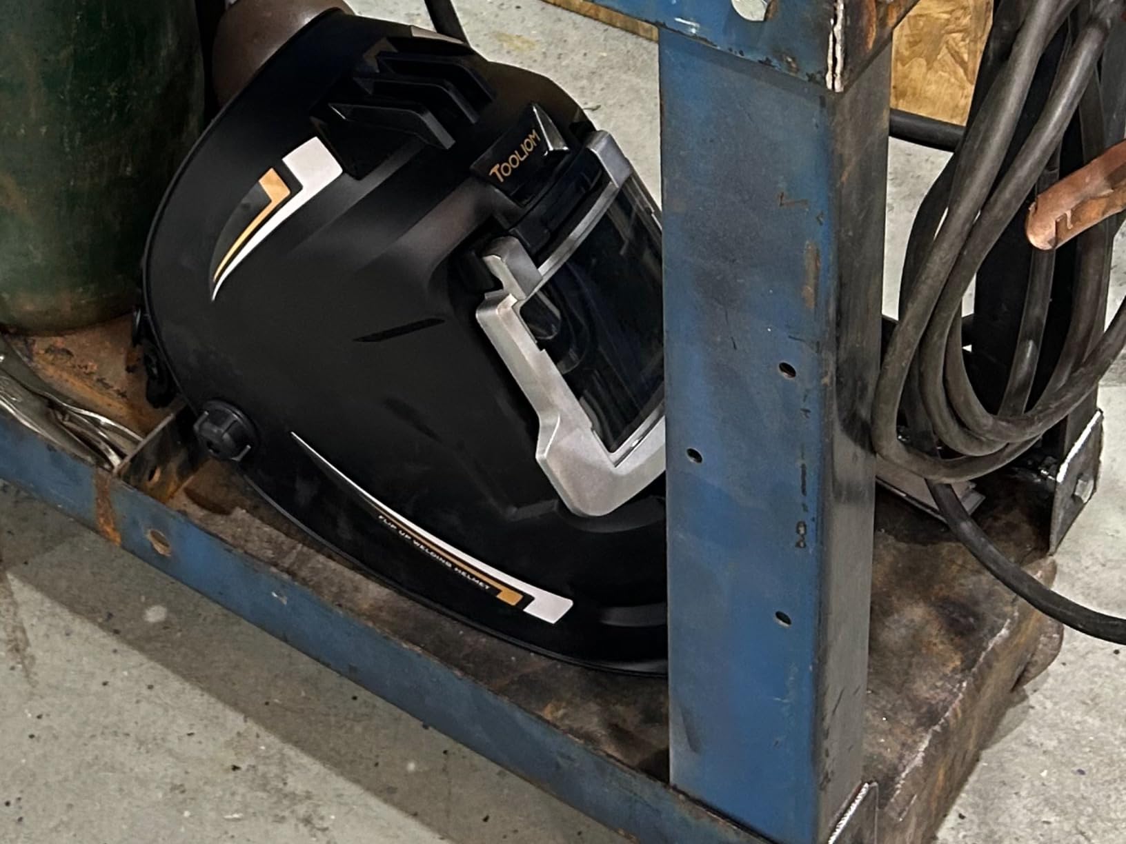 TOOLIOM Auto-Darkening True Color Welding Helmet with 3.94 x 3.66 View customer photo 1