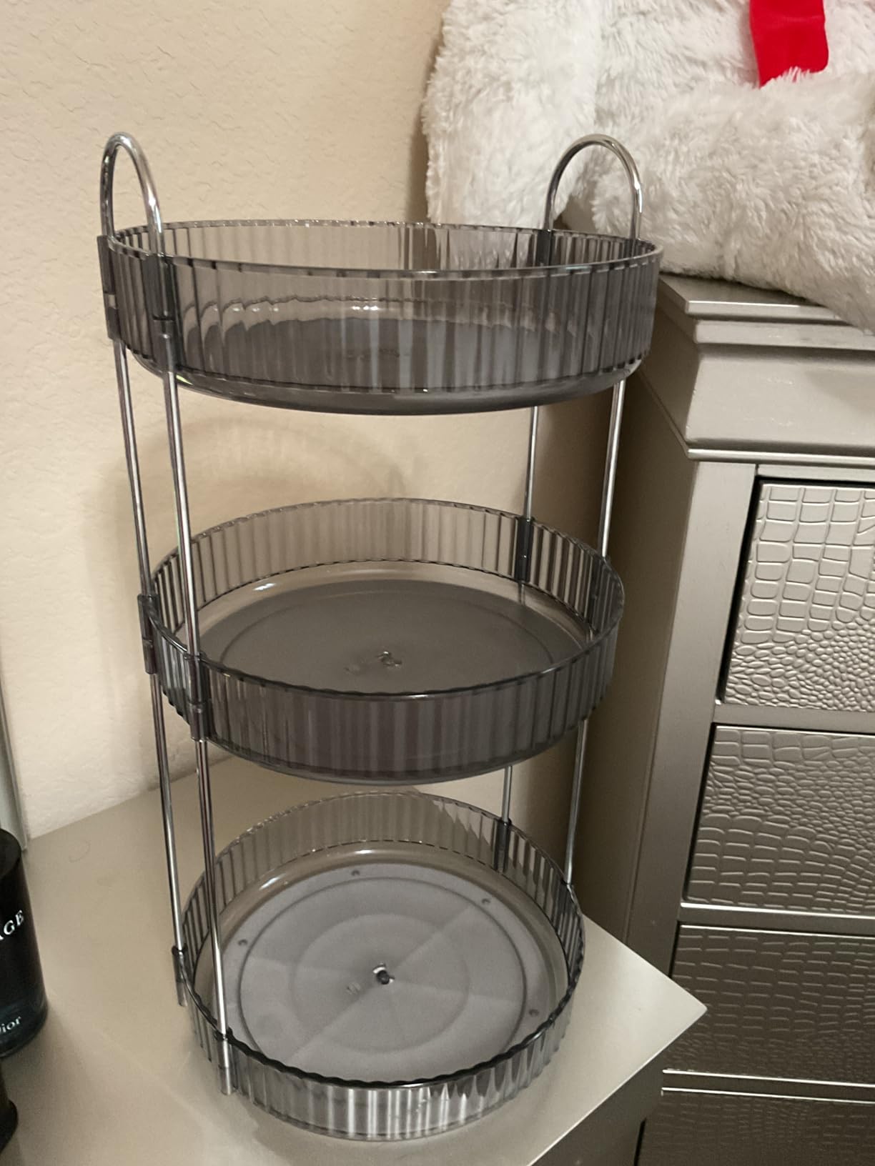 Aveniee 3-Tier 360° Rotating Makeup Organizer, Clear Spinning Perfume Cosmetic Storage for Vanity Countertop, Sturdy Metal Pole Skincare Holder Stand for Bathroom Dresser, White customer photo 2