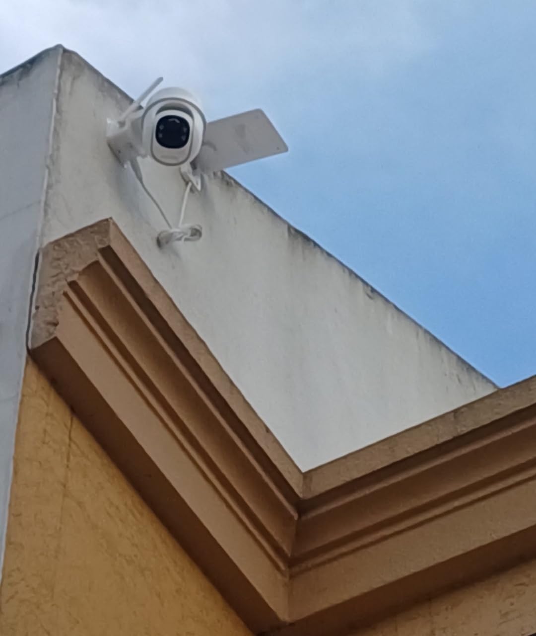 Cinnado 2K Solar Wireless Outdoor Cameras for Home Security White B6 2Pack customer photo 2