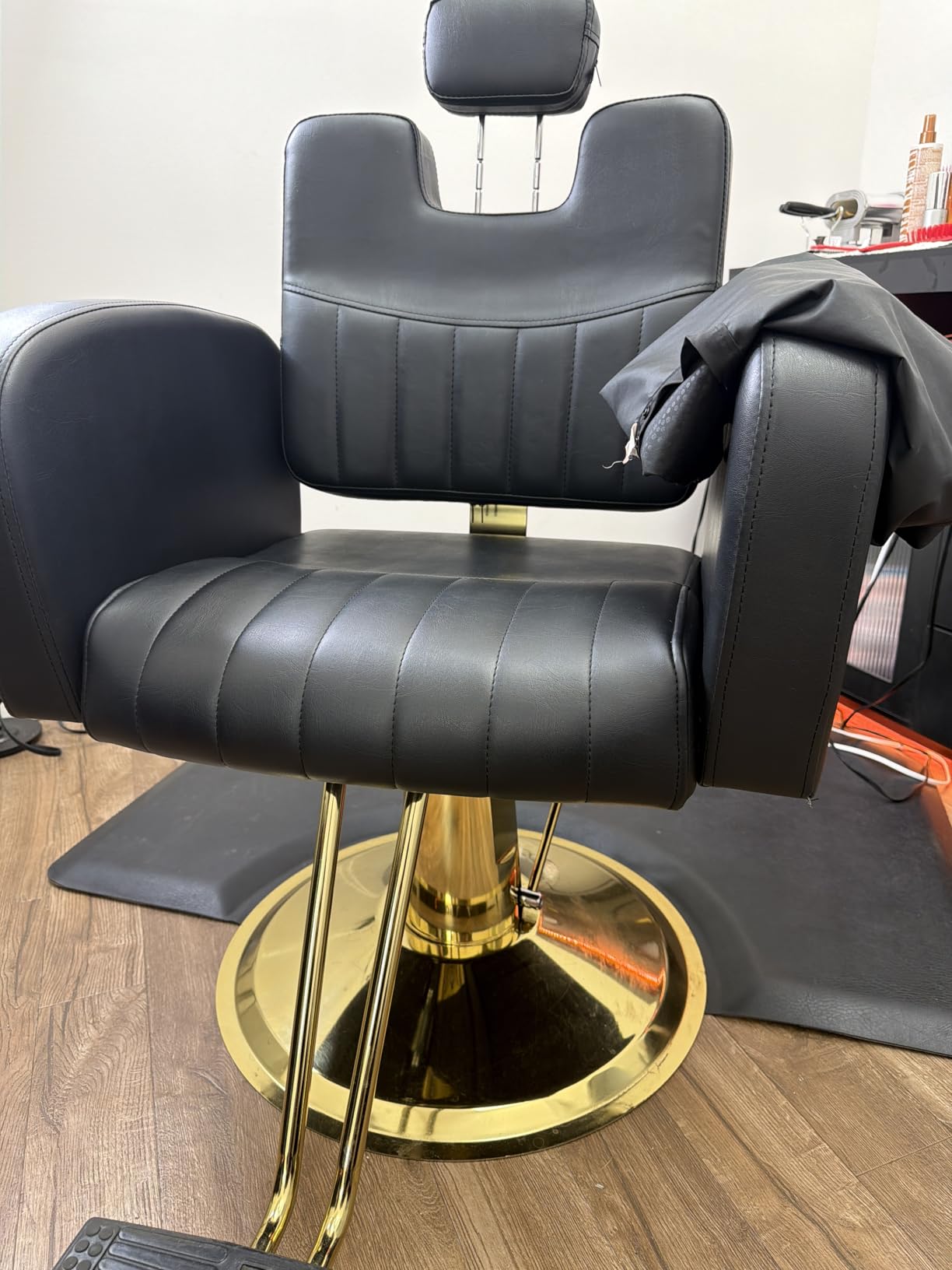 Baasha Reclining Salon Chair for Hair Stylist, 440 lbs Hydraulic Barber Chair with 135° Reclining Backrest, Removable Headrest, 360° Swivel, All Purpose Styling Chair, Black Gold customer photo 1