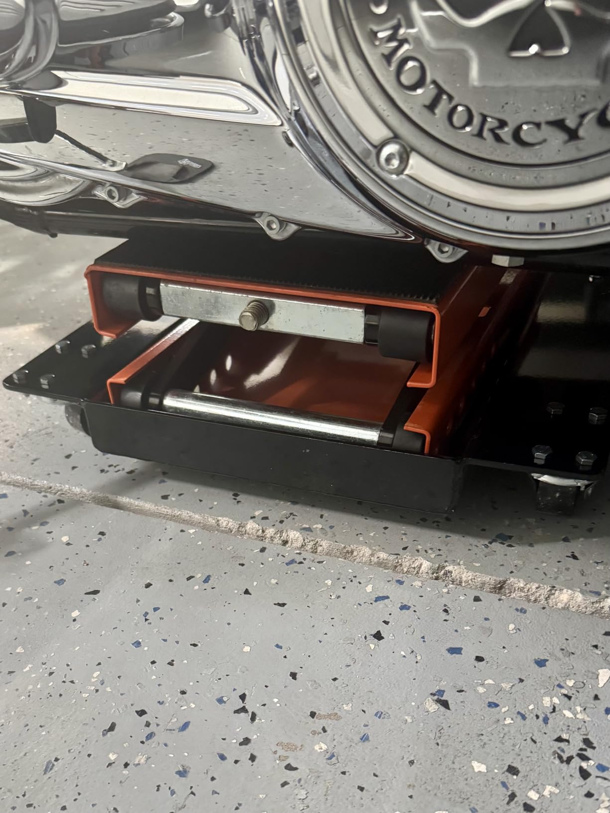VEVOR Hydraulic Motorcycle Lift Table, 350 lbs Capacity Motorcycle Scissor Jack Lift with Wide Deck, J-Hooks, 4 Wheels, Hydraulic Foot-Operated Jack Stand for ATV Dirt Bikes | for Dirt bikes and Off-Road Motorcycles, with Foot Pedal, 4 Casters, Safety Pin, J-hook and Non-Slip 16.3 x 13.8 in Platform customer photo 2