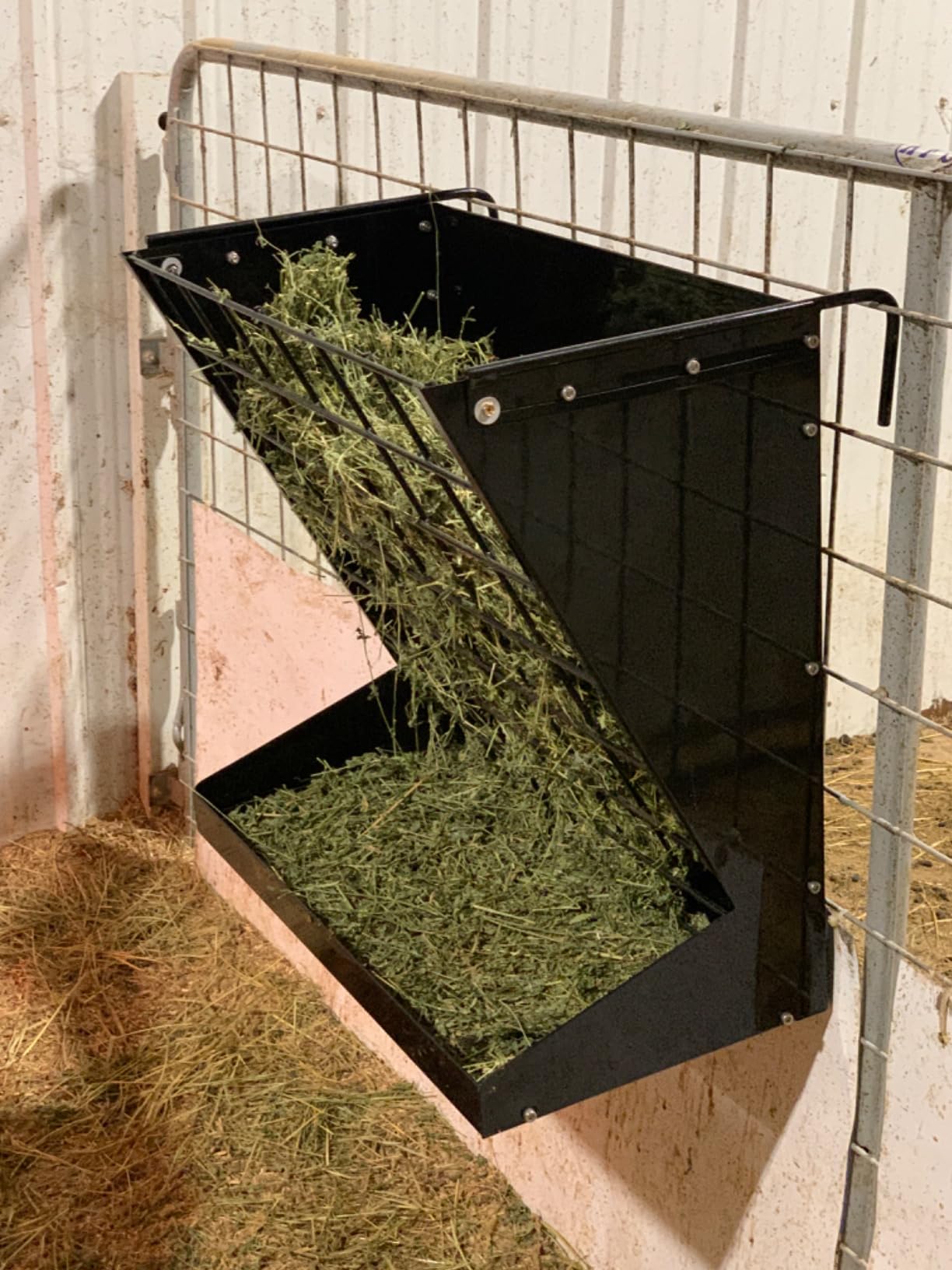 Wall Mount Hay Rack, Metal 2 in 1 Hay and Grain Feeder customer photo 1