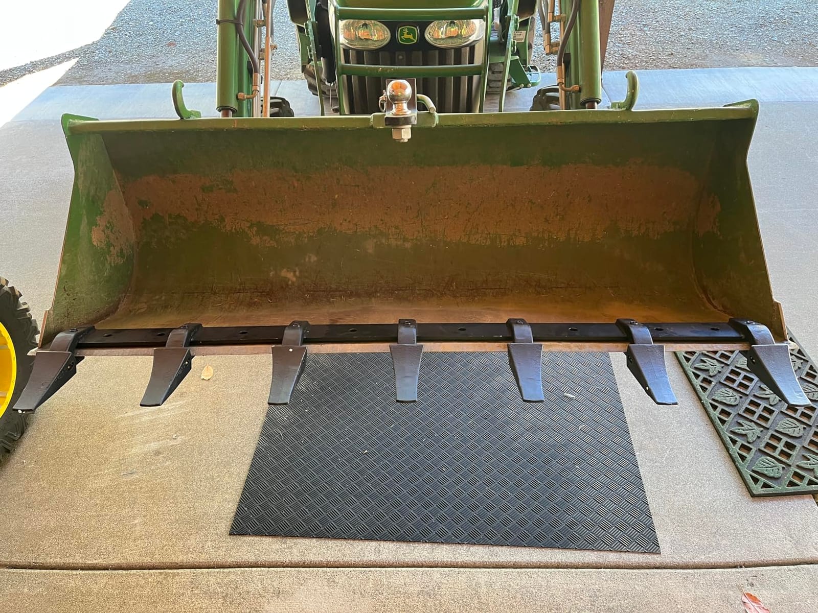 VEVOR Bucket Tooth Bar, 48'', Heavy Duty Tractor Bucket 6 Teeth Bar for Loader Tractor Skidsteer, 4560 lbs Load-Bearing Capacity Bolt On Design, for Efficient Soil Excavation and Bucket Protection customer photo 2