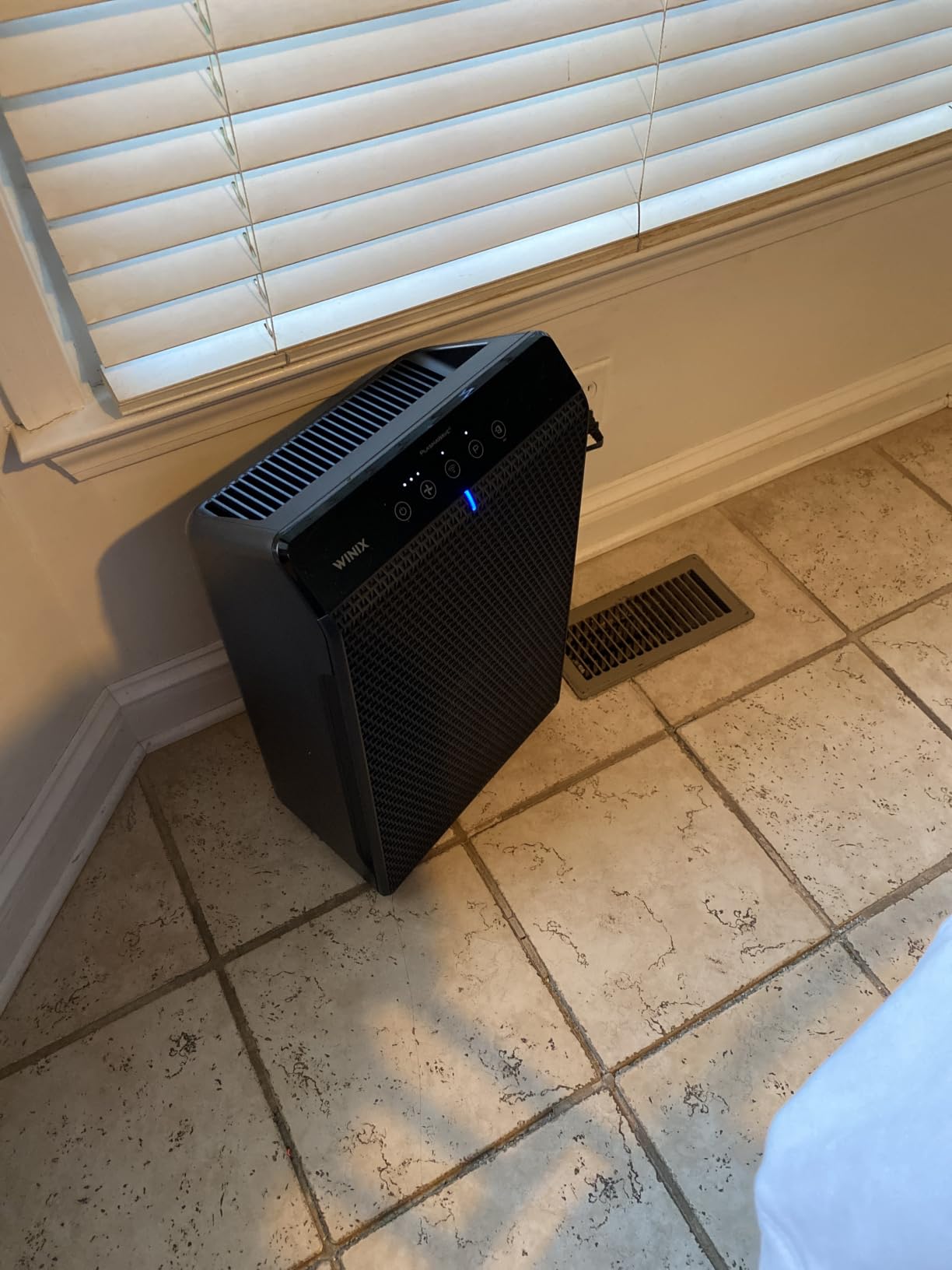 WINIX 5520 Air Purifier for Home Large Room Up to 1882 Ft² in 1 Hr With Air Quality Monitor, True HEPA, High Deodorization Carbon Filter and Auto Mode, Captures Pet Allergies, Smoke, Dust. customer photo 2