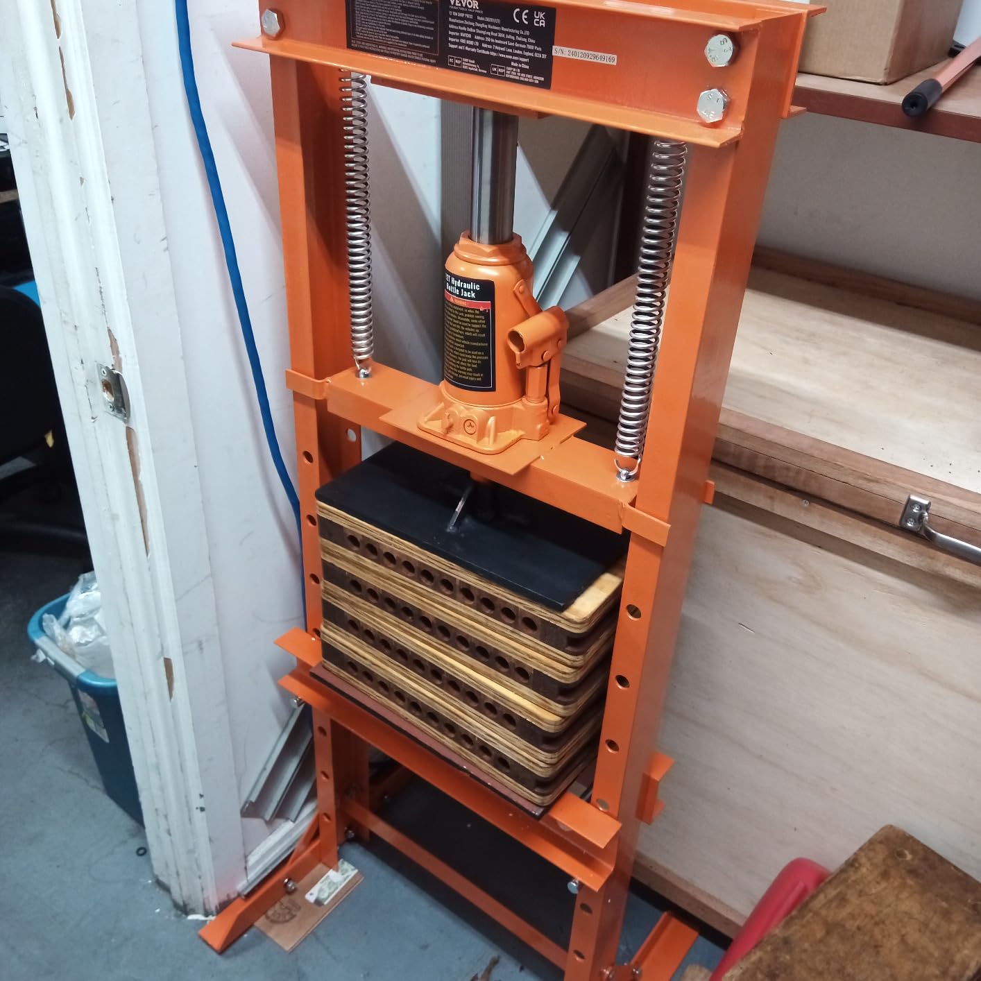 VEVOR Hydraulic Shop Press, 30 T H-Frame Pneumatic Shop Press with Press Plate & Triangular Support, Stable Garage Floor Adjustable Hydraulic Press with Relief Valve, Fit for Bending & Straightening customer photo 2