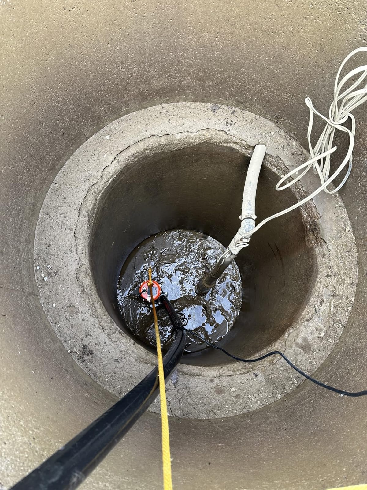 VEVOR 1/2 HP Submersible Trash Pump, 2000 GPH, 120V Cast Iron Submersible Sump Sewage Pump with 2 in Discharge, 39 ft Max Lift, Drain Dirty Clean Water, for Pools, Garden, Pond, Basement, Flooded Area customer photo 1
