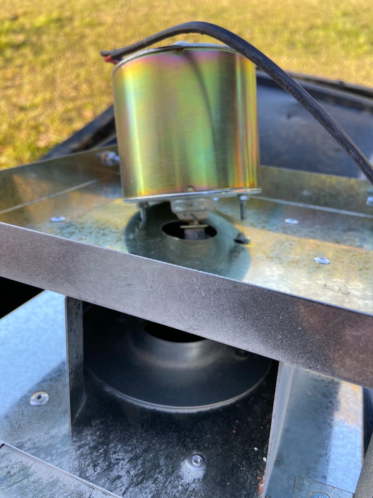 Wildlife Road Feeder,Galvanized Steel,50-Pound- Deer Feeder to Feed Game Deer Corn, ATV Or Truck Spreader customer photo 1