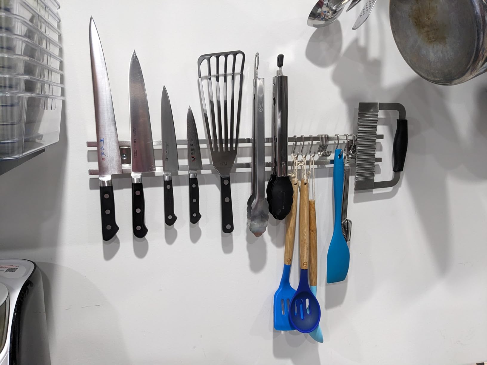 YIIYIIN 18 Inch Magnetic Knife Holder for Wall Mount-Magnetic Knife Strips with 12 Hook-304 Stainless Steel Wall Magnetic Knife Bar Rack-Knife Block-Knife Rack-Utensil Hanger-Kitchen Utensil Holder customer photo 2